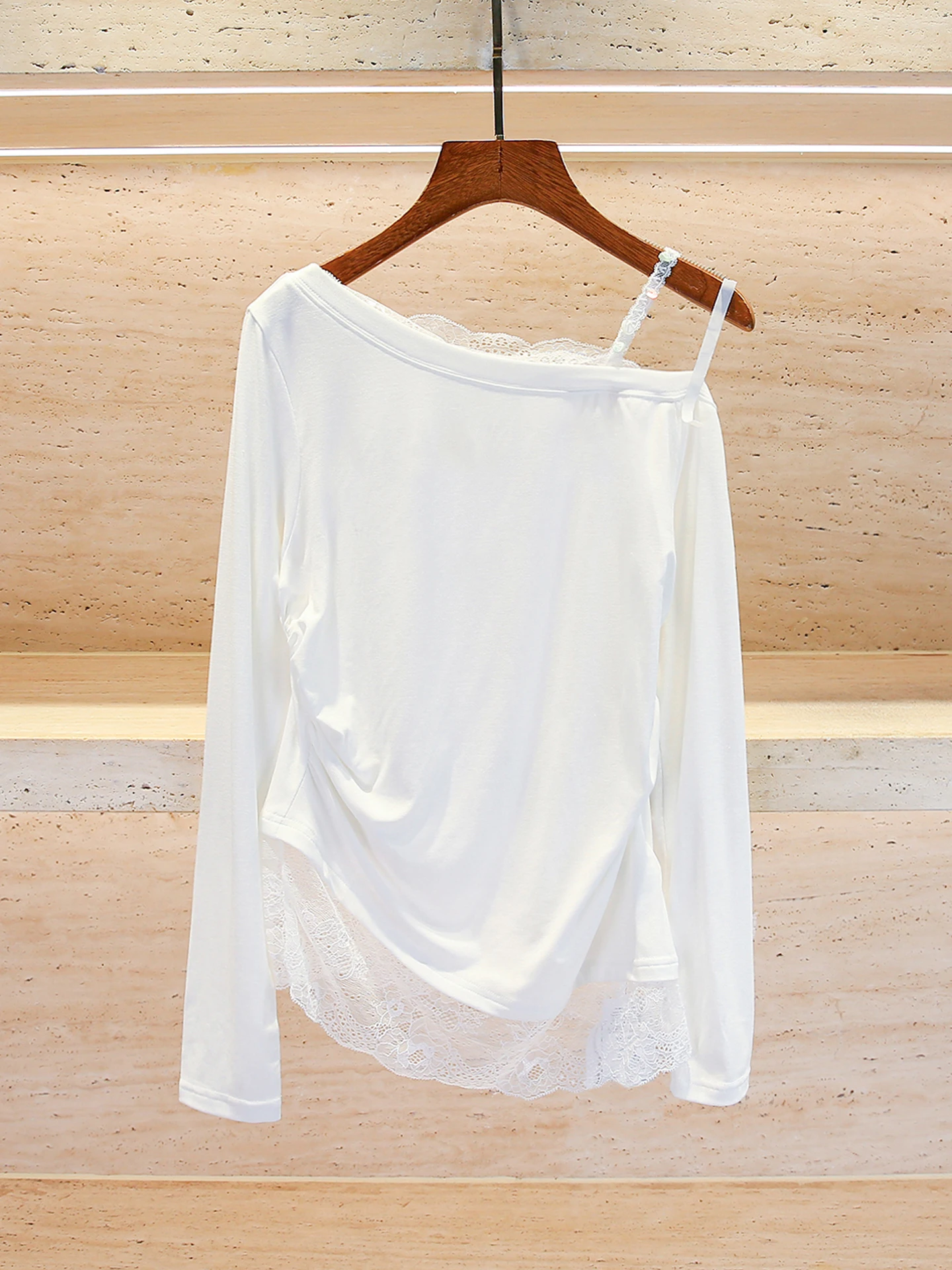 

Высококачественная женская кружевная плиссированная футболка с наклонными плечами, топ свободного покроя, летний длинный цвет све