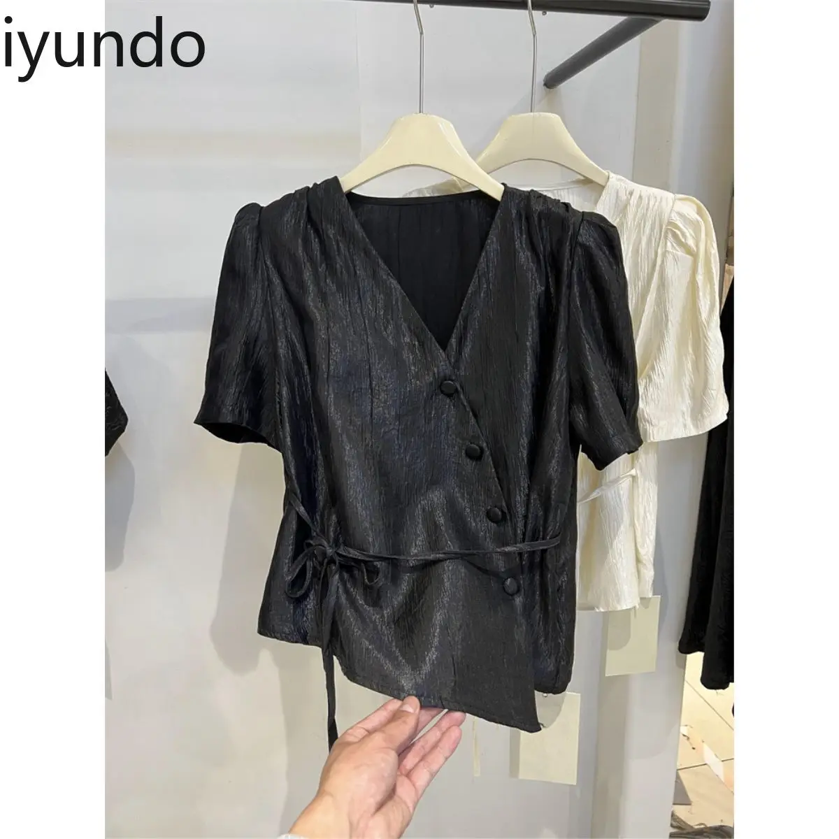 Blouse in Franse stijl met V-hals voor dames, schuine knopen, asymmetrische zoom, zomertop met korte mouwen, trendy chic ontwerp