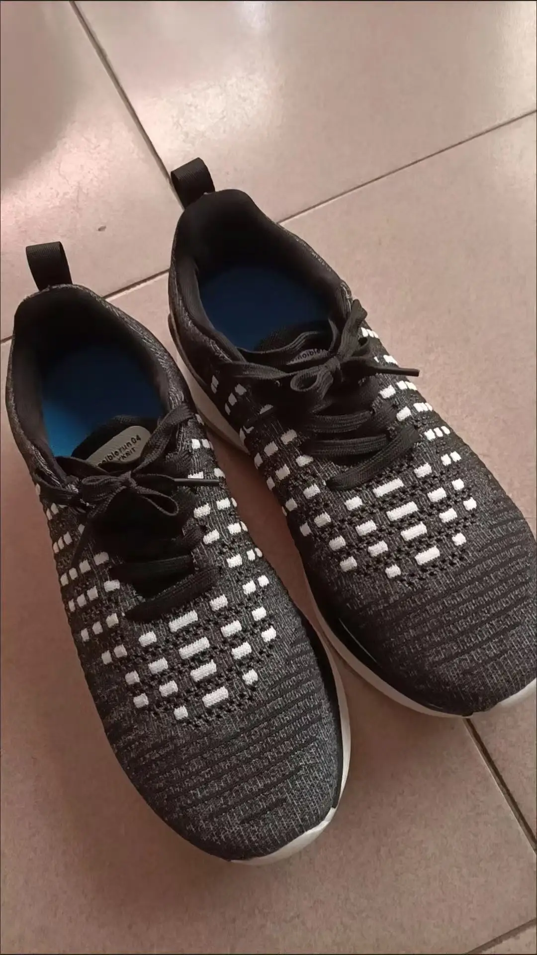 

2025 Men's Running Carbon Plate Cushioning Athletic Training Jogging Shoes Women's Mesh Comfort Tennis Shoes Unisex Sneakers