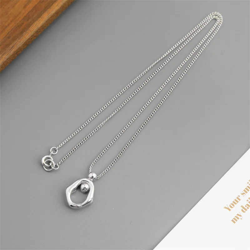 Abstract Oval Hollow Pendant Necklace for Women in Autumn and Winter Simple Fashion High-end Global Collarbone Chain