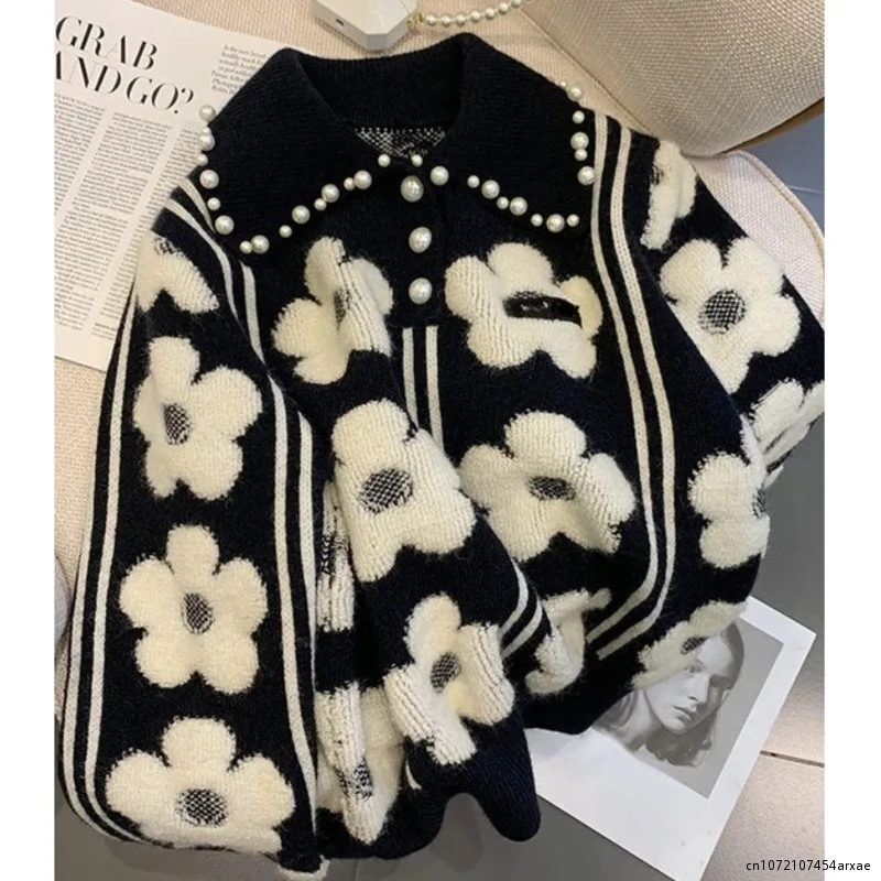 

Женский трикотажный свитер с искусственным жемчугом