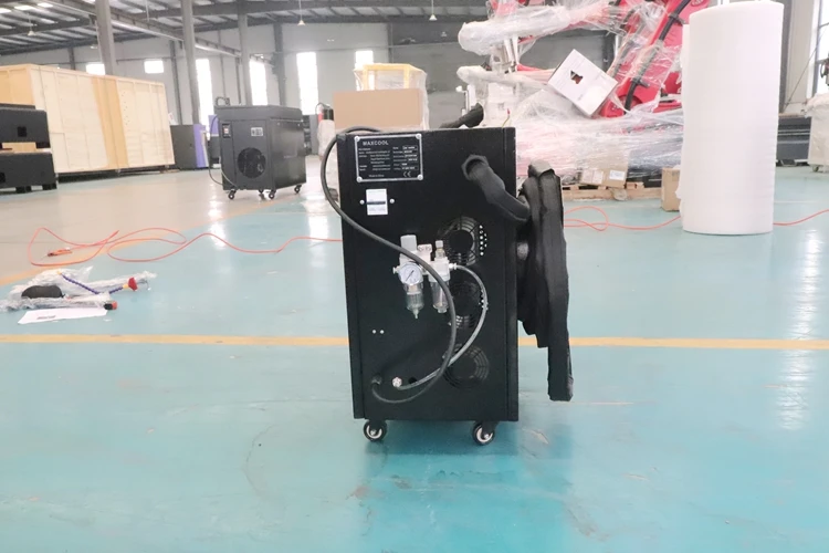 Zdjęcie 6: Przenośna laserowa maszyna czyszcząca o mocy 300W do usuwania plam z metalu i drewna.