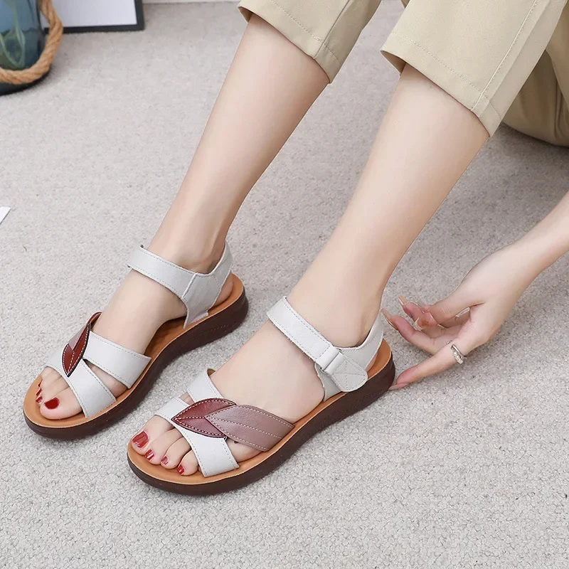 Sandal wanita sol lembut kulit asli baru yang nyaman dengan logo daun sepatu ibu sandal kantor mendaki musim panas terlaris