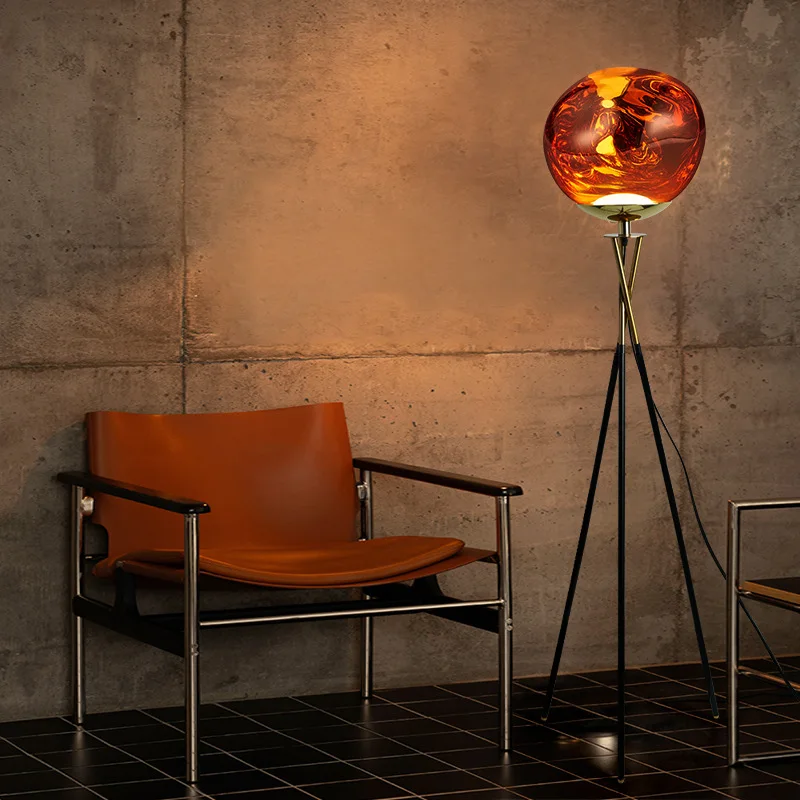 Диван для гостиной рядом с атмосферным торшером виллы в спальне