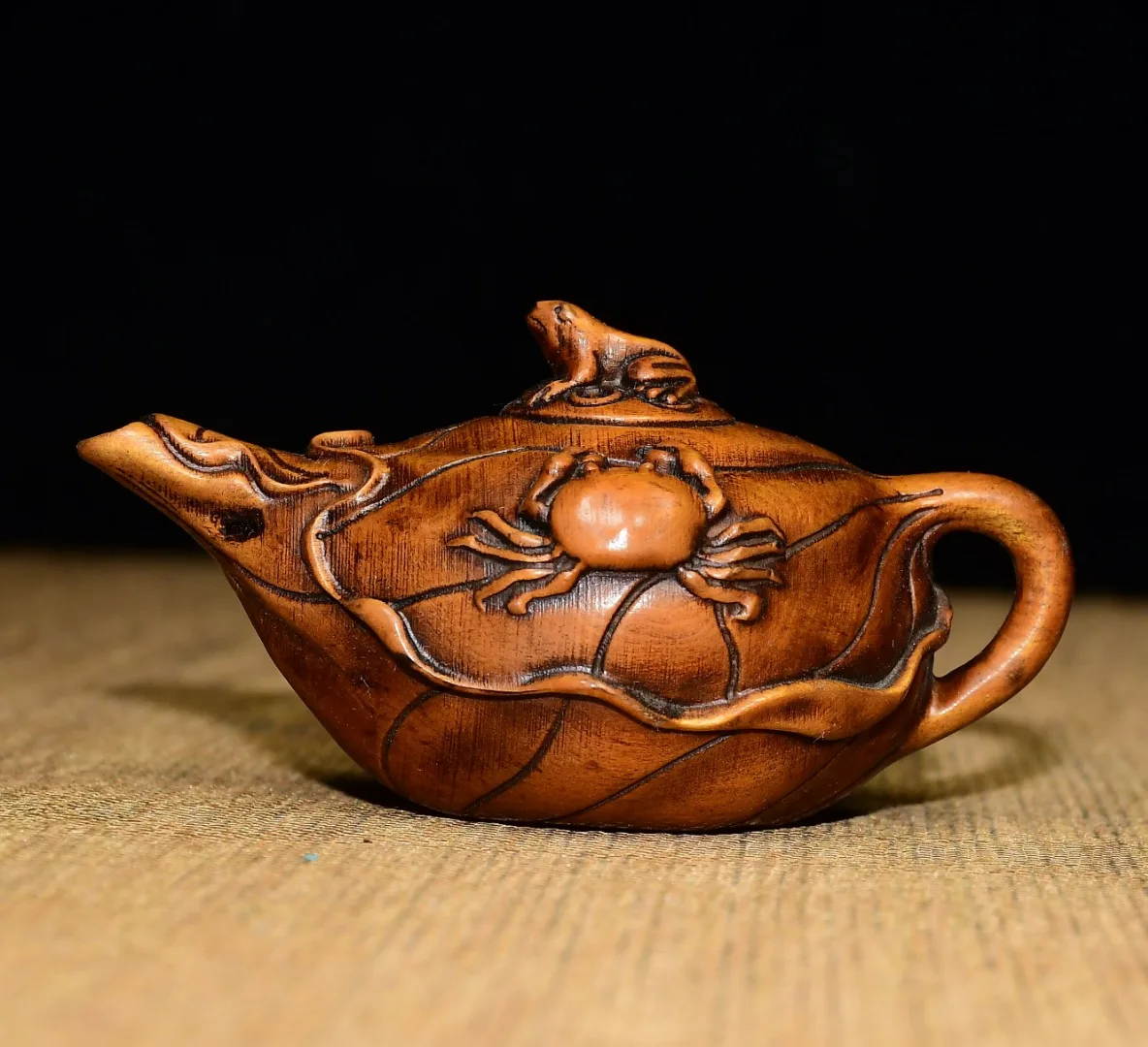 

3"Tibetan Temple Collection Old Boxwood GFrog statue cover Crab pattern Lotus Teapot kettle Handheld pot Amass wealth Ornaments