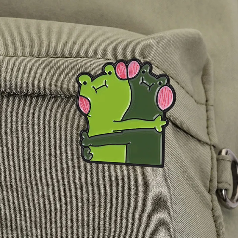 Niedliche Umarmende Frosch-Emaille-Anstecknadel Zweifarbiger Grüner Ton Rosa Rouge Cartoon-Tier-Brosche Reversnadel für Kleidungsdekoration – Detail 3