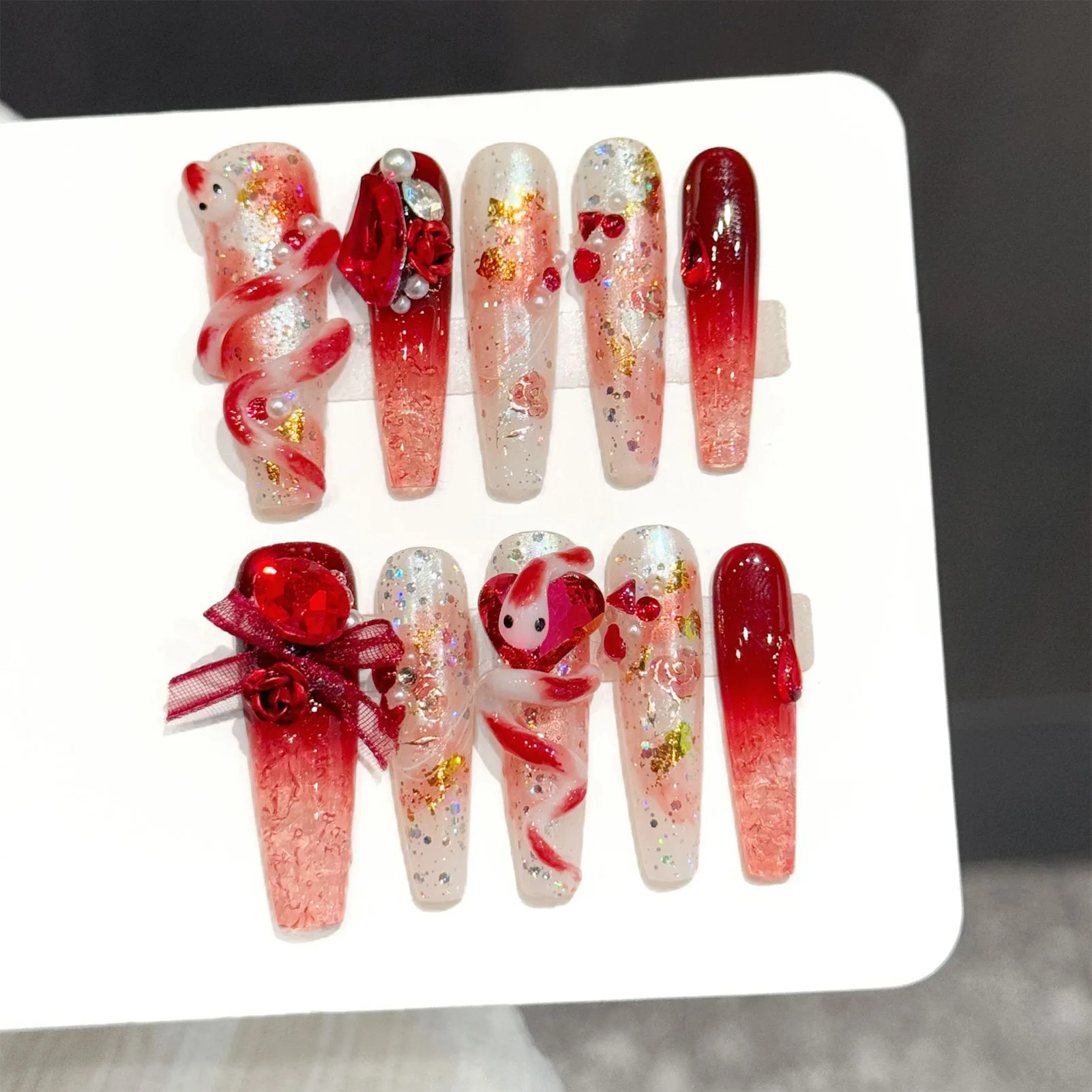 

10 шт. Накладные ногти ручной работы, красно-розовый градиент, длинные, в форме катафалка, с 3D-декором: змеи, цветы, ленты, бантики. Роскошные накладные ногти.