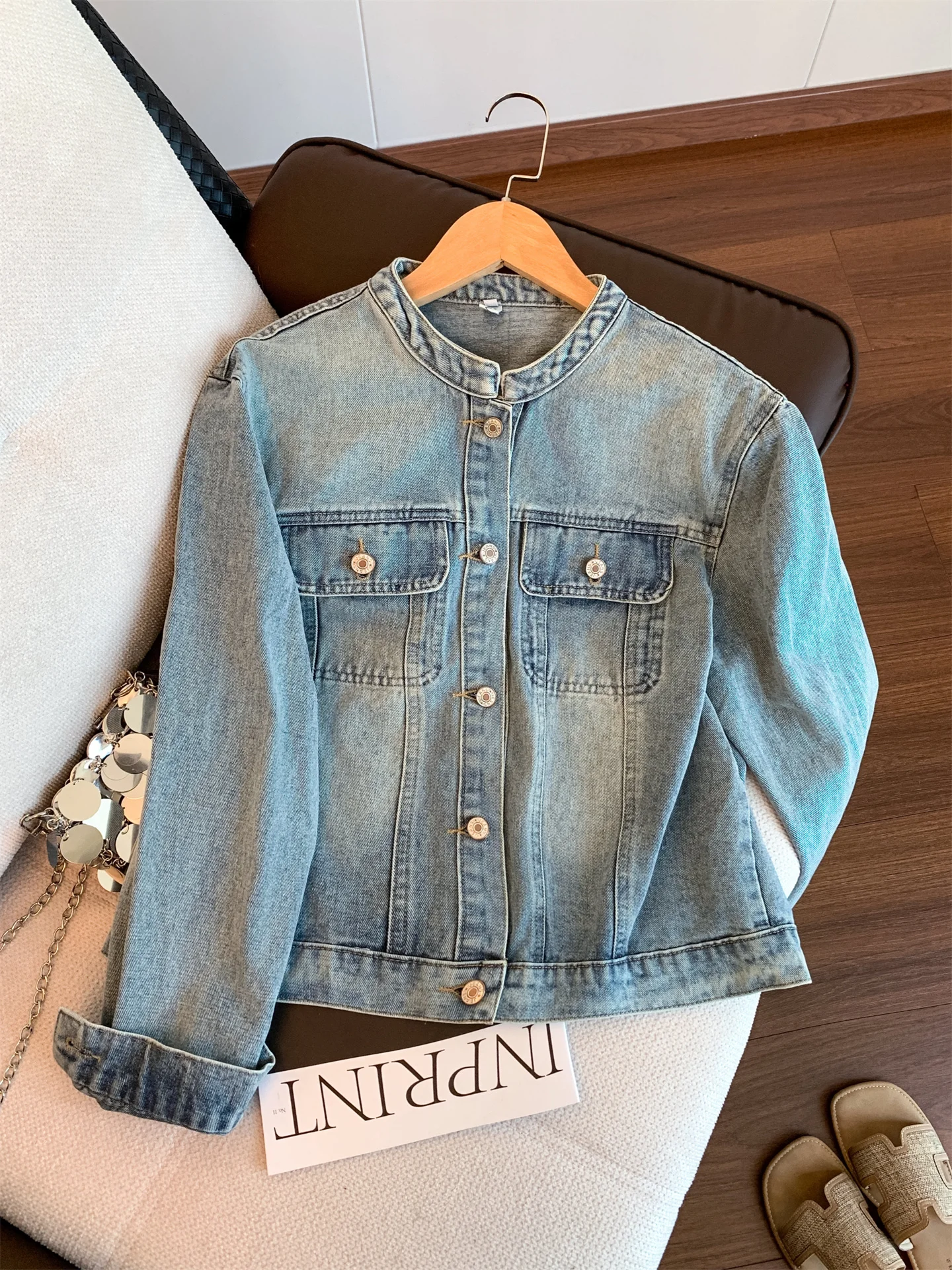 

Ретро-куртка с воротником-стойкой из потертого денима для женщин, весна-осень, маленький размер, с декоративными элементами, свободный крой, прямой подол