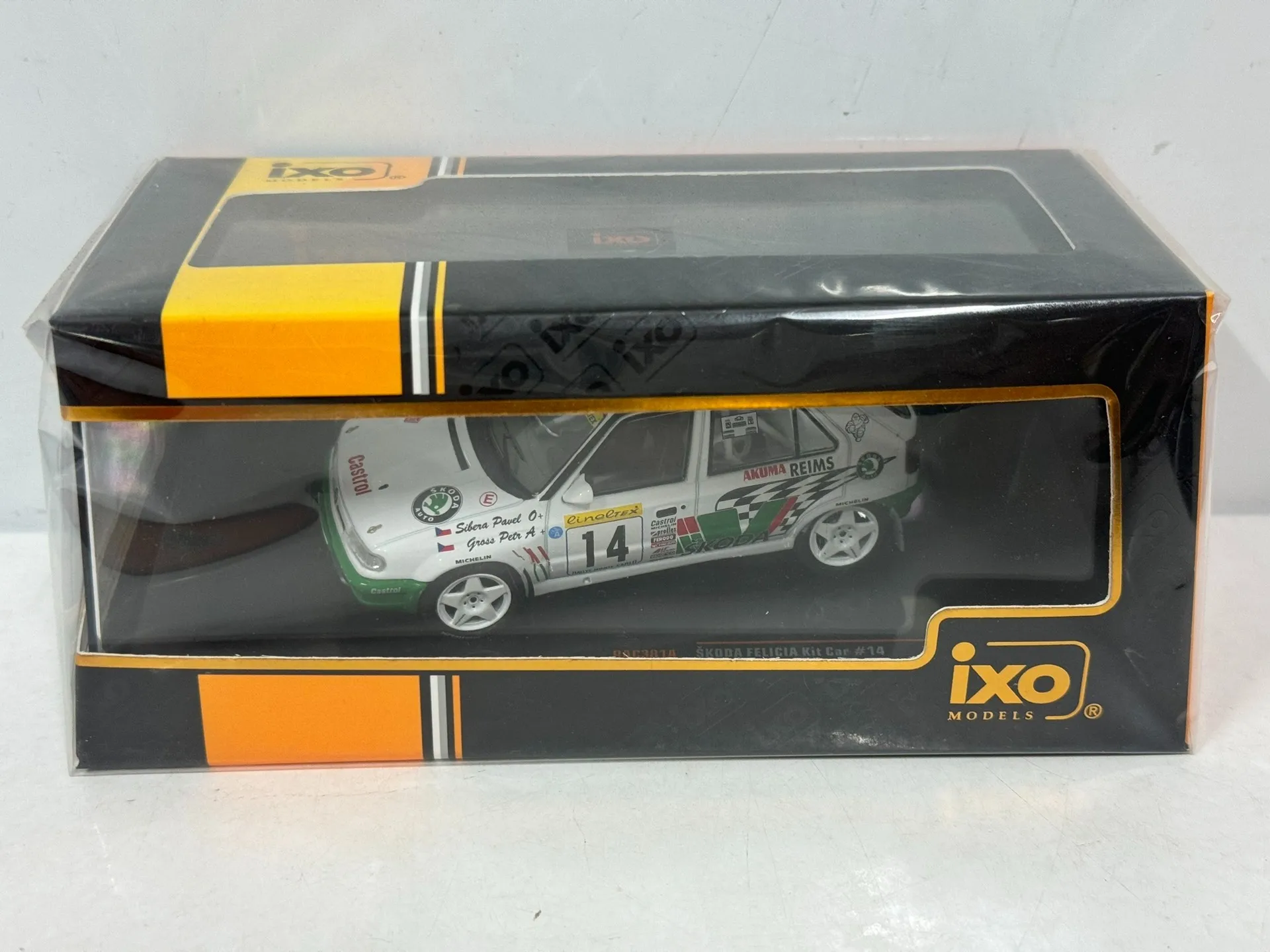 

Литой под давлением комплект автомобиля Skoda Felicia IXO масштаба 1/43 # 14, модель автомобиля из сплава, Коллекционная игрушка, подарок, сувенир, витрина, орнамент