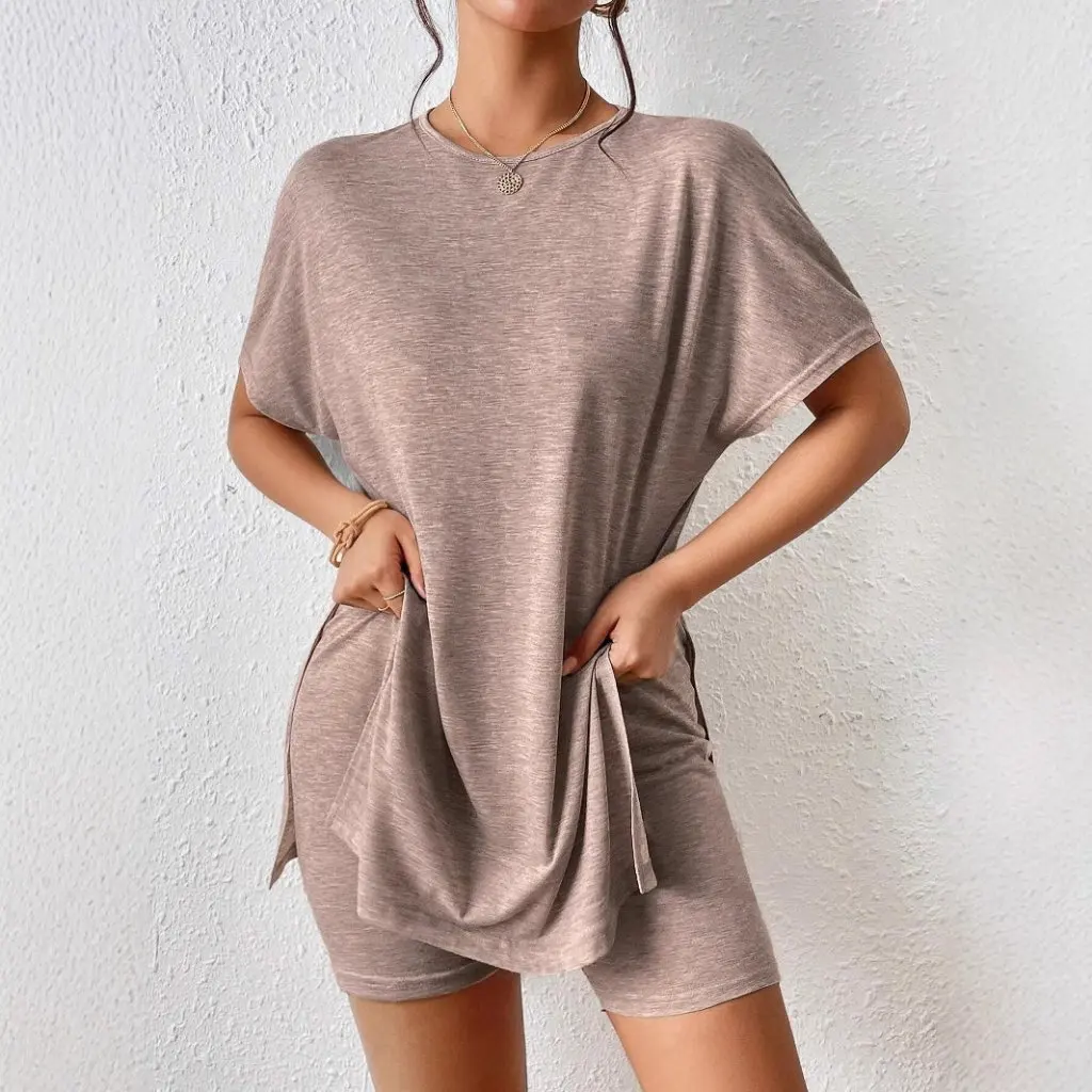 

Повседневный однотонный комплект из двух предметов: футболка с круглым вырезом и рукавами «летучая мышь» и узкие шорты, удобный дизайн с разрезом для женщин