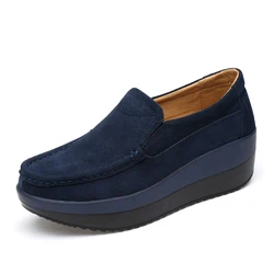 New women's leather flat casual sports shoes are light, comfortable and fashionable for walking. Large-sized loafers