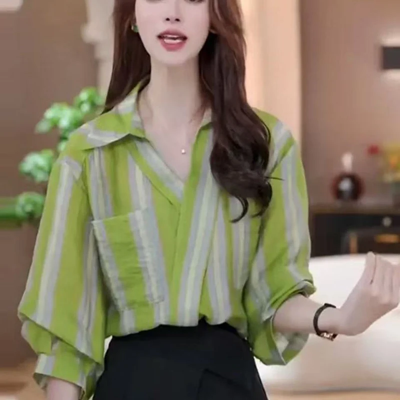 

Модные полосатые блузки с v-образным вырезом и карманами, женская одежда, новинка лета 202, свободные повседневные пуловеры, топы, пригородные рубашки