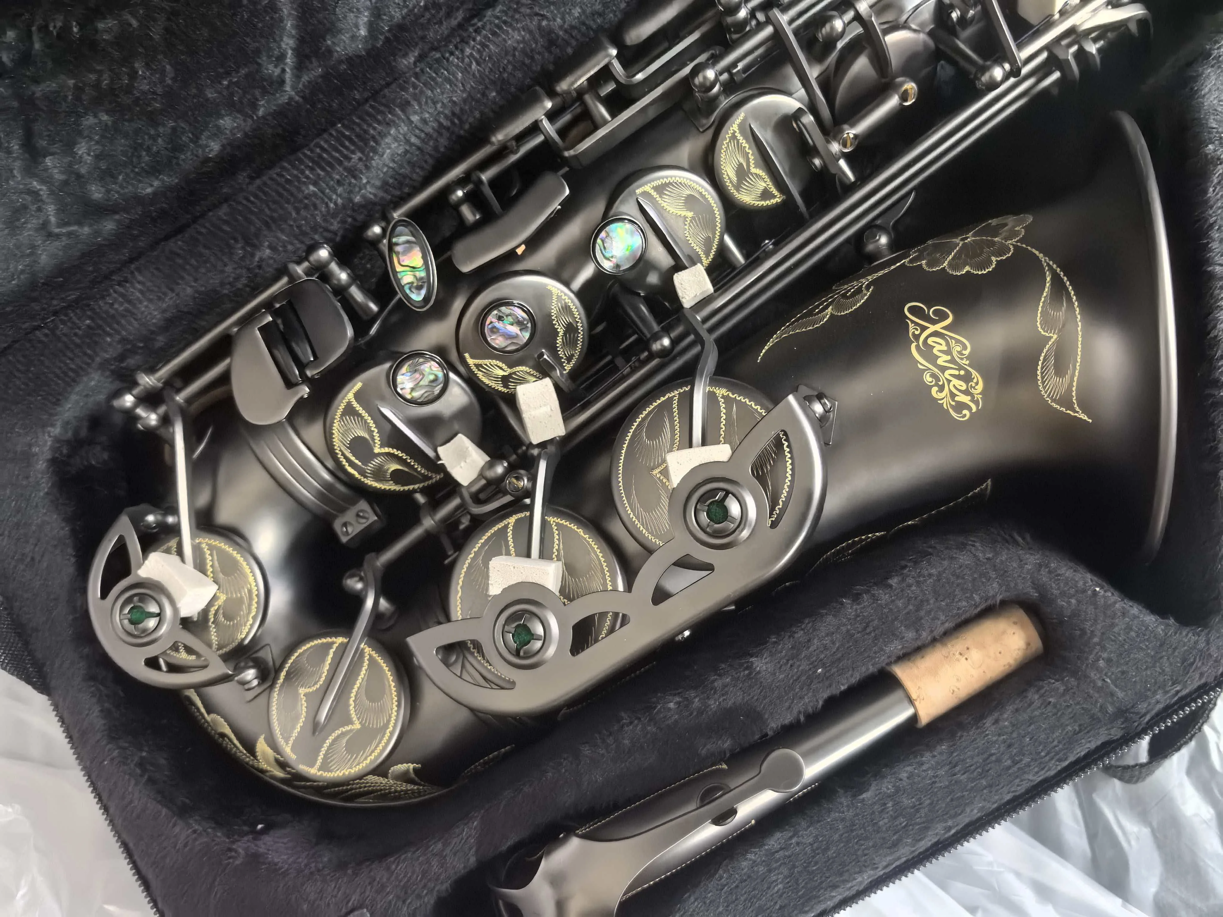 Saxofone Alto Eb Xavier com acabamento em níquel preto fosco, latão laqueado, instrumento musical de sopro com estojo e boquilha.