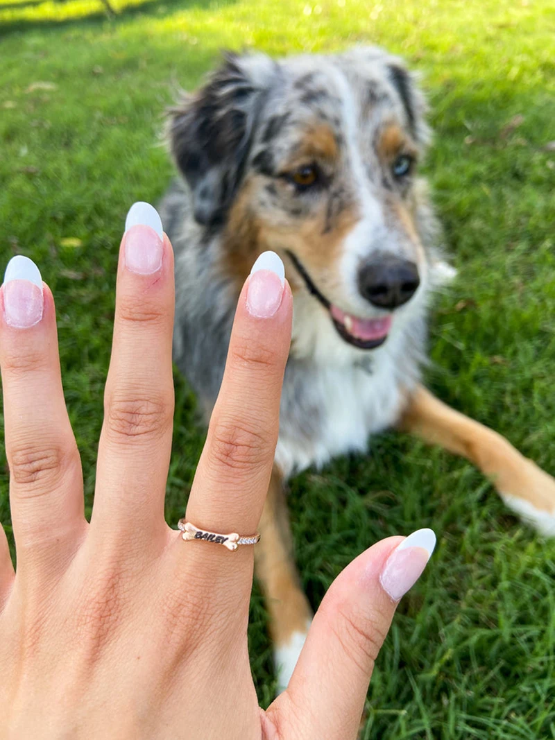 Anillo personalizado con nombre de Perro para mujer, anillo de tamaño ajustable, personalizado, hueso de perro, nombre de Mascota, con encanto de cristal, regalo del Día de la madre