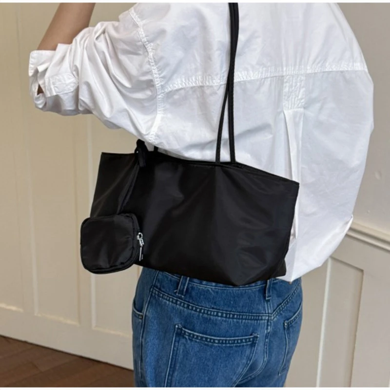 Minimalistische Nylon-Umhängetasche mit passender Handtasche, leichte, vielseitige Damen-Unterarmtasche, einfarbige Alltagstasche – Detail 14