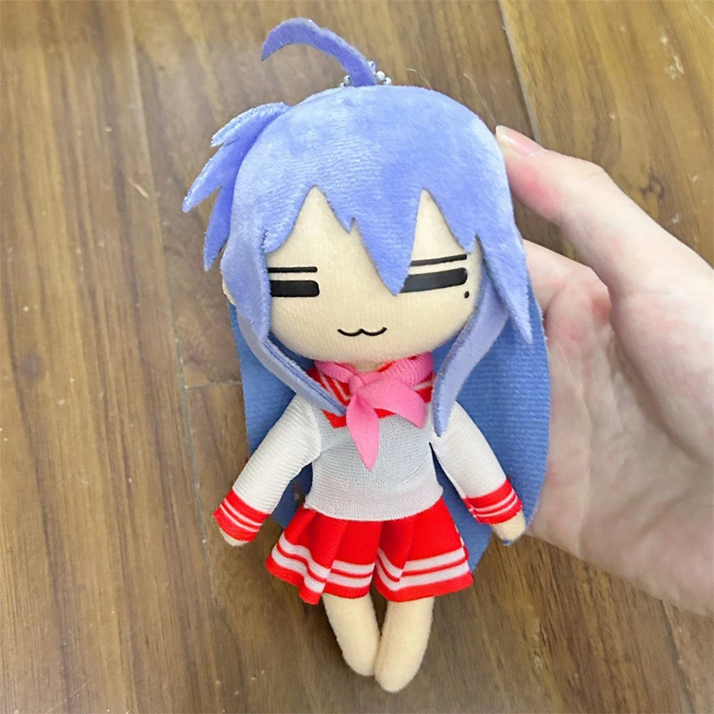 Nieuwste 10cm Kawaii Cosplay Lucky Star Anime Personage Konata Izumi Pluche Speelgoed Schattige Cartoon Figuren Pluche Pop Tas Sleutelhanger