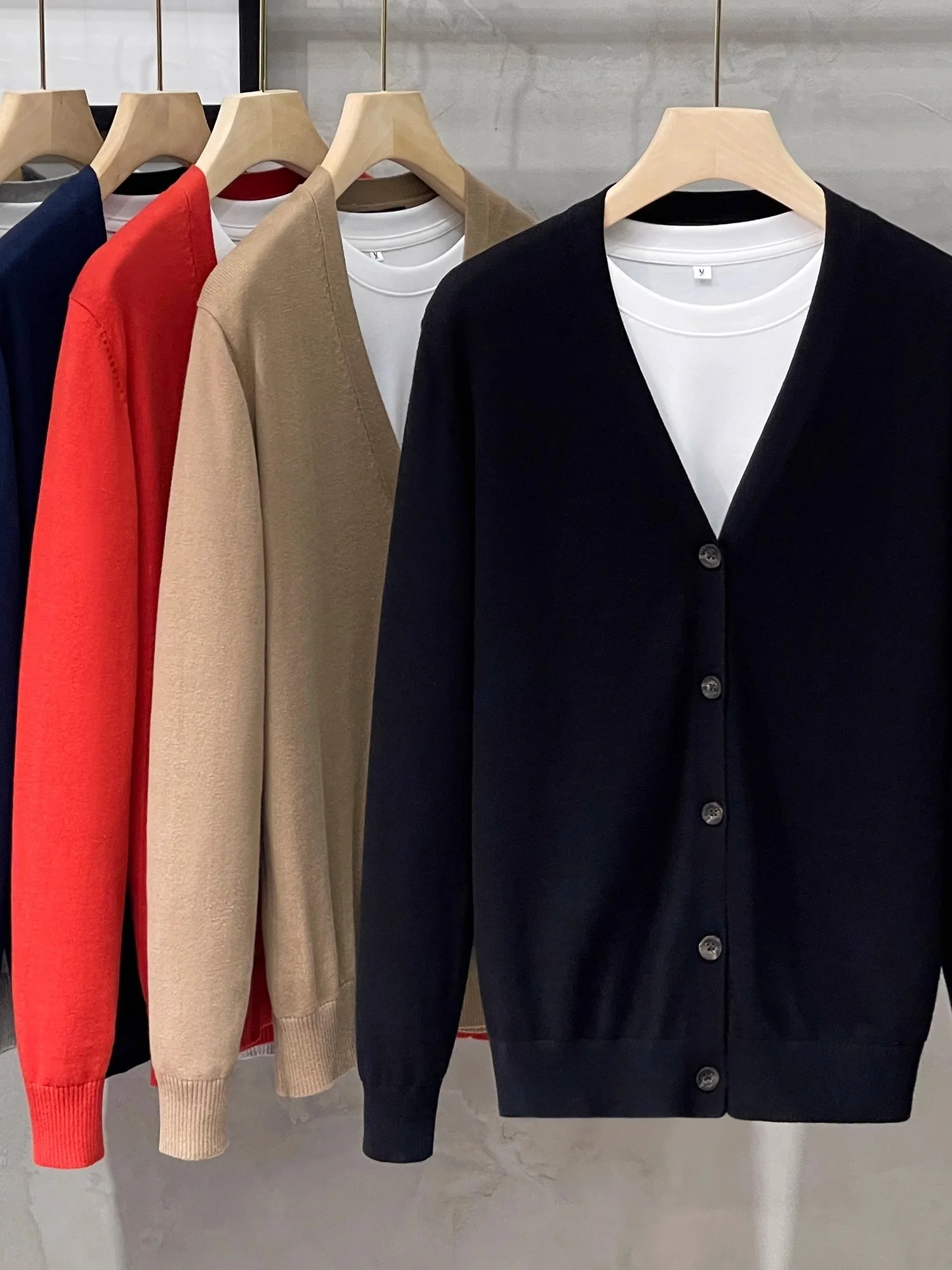 

Повседневный вязаный свитер с V-образным вырезом для мужчин, верхняя одежда на весну-осень, модный тренд, мягкий трикотаж, длинный рукав, тонкий, стандартный крой