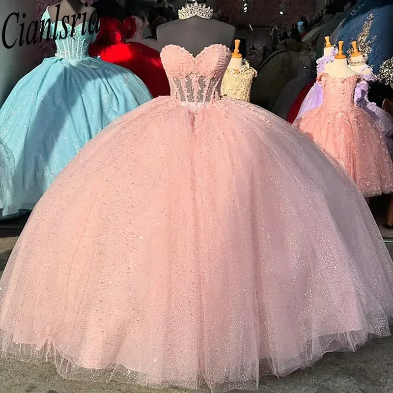 

Розовое блестящее платье Quinceanera без рукавов с кристаллами, бальное платье с иллюзией и аппликацией, кружево Sweet 15, мексиканское индивидуальное платье