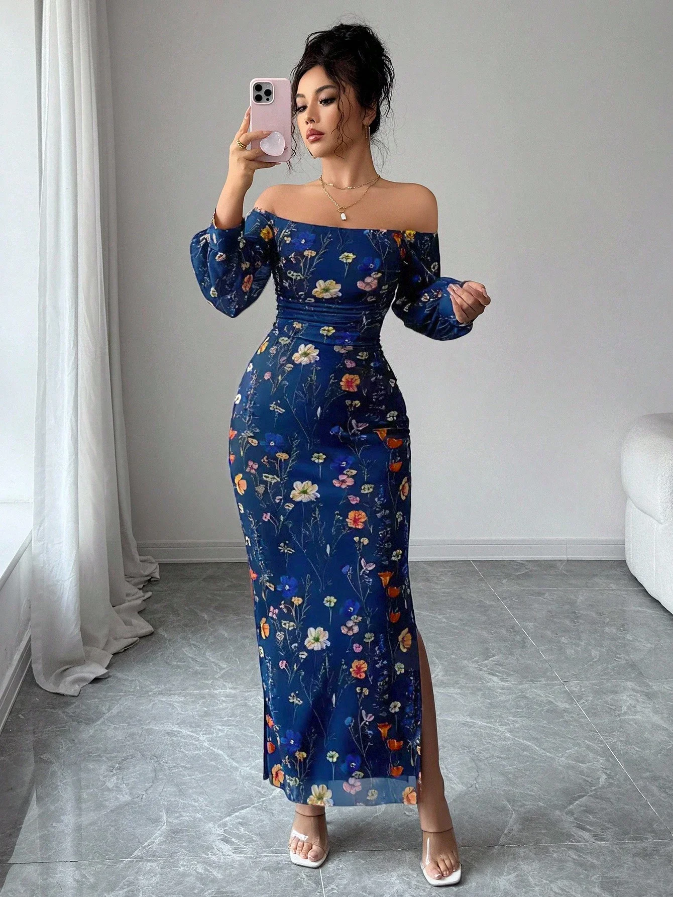 

Элегантное женское платье с цветочным принтом, открытыми плечами, драпировкой, высоким разрезом и рукавами-фонариками