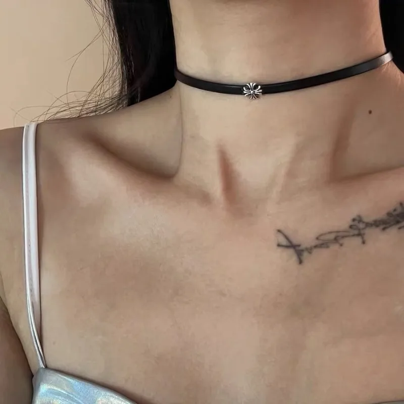 틈새 디자인의 펑크 스타일 블랙 가죽 칼라 심플하고 멋진 카멜리아 꽃 진주 목걸이 섹시하고 매혹적인 액세서리