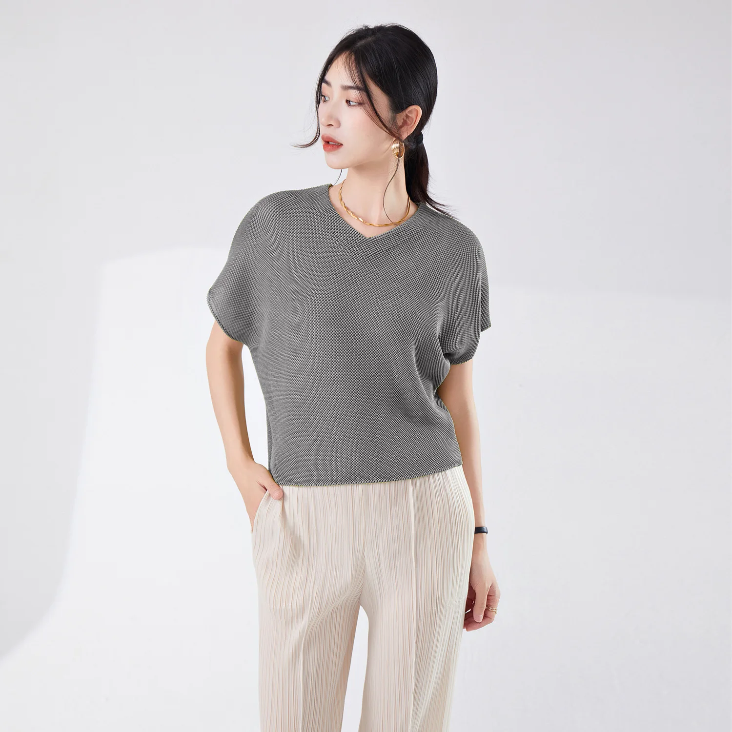 Women Summer New Arrival T-Shirt High-Quality V-Neck Solid Colour Classic Casual Versatile Miyake Short-Sleeved T-Shirt