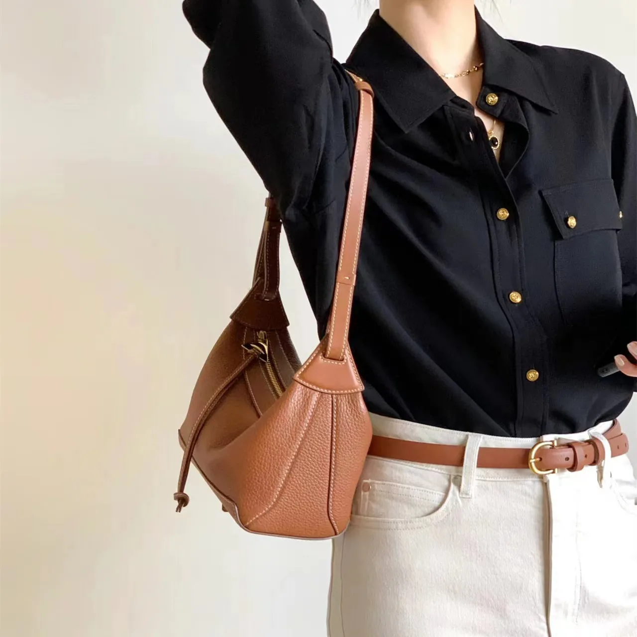 23 new niche design leather bag, fashionable and versatile, shoulder bag can be crossbody worn