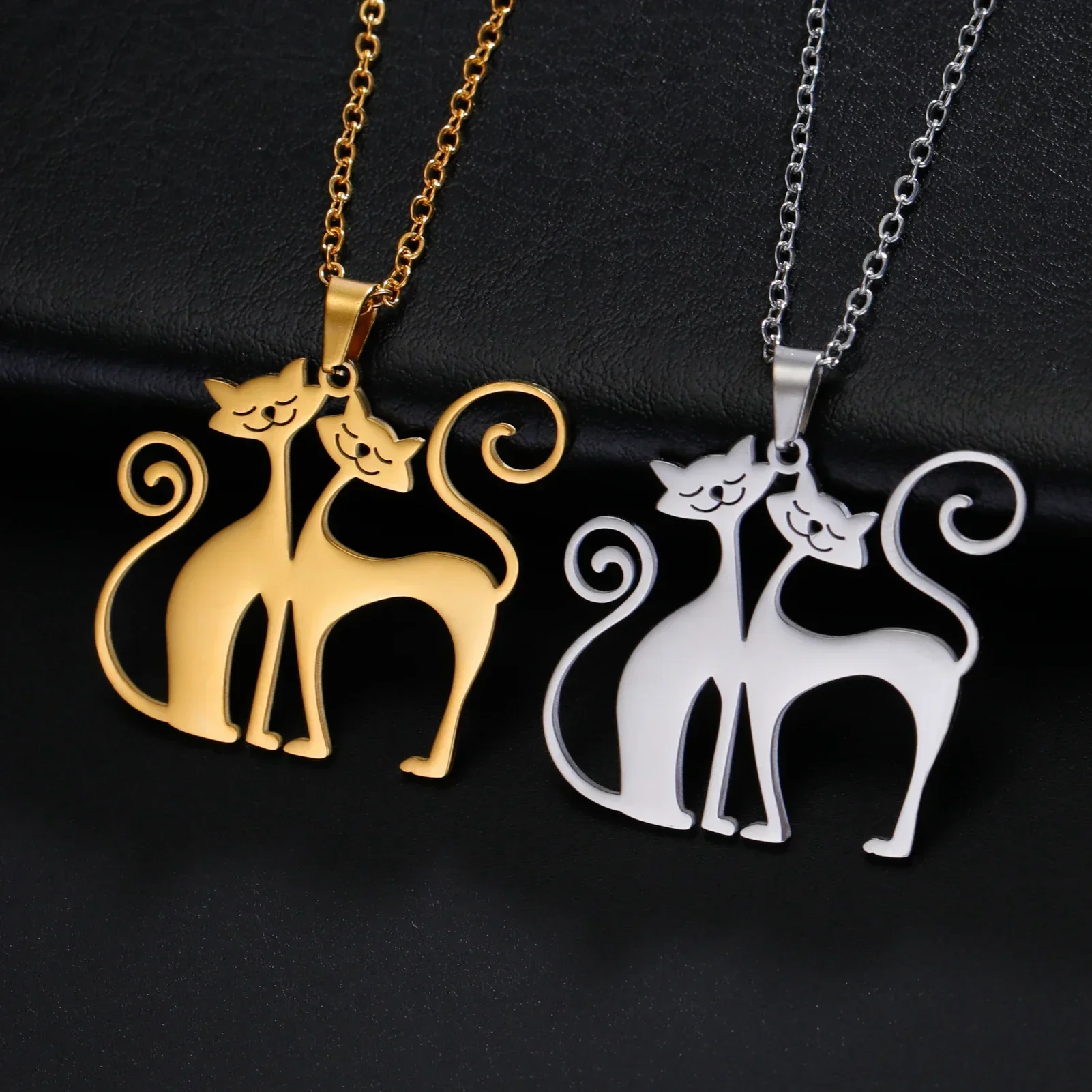 Crouching Intimate Cat Pendant Stainless Steel Necklace Couple Cute and Fun Animal Valentine's Day Jewelry Gift Wholesale