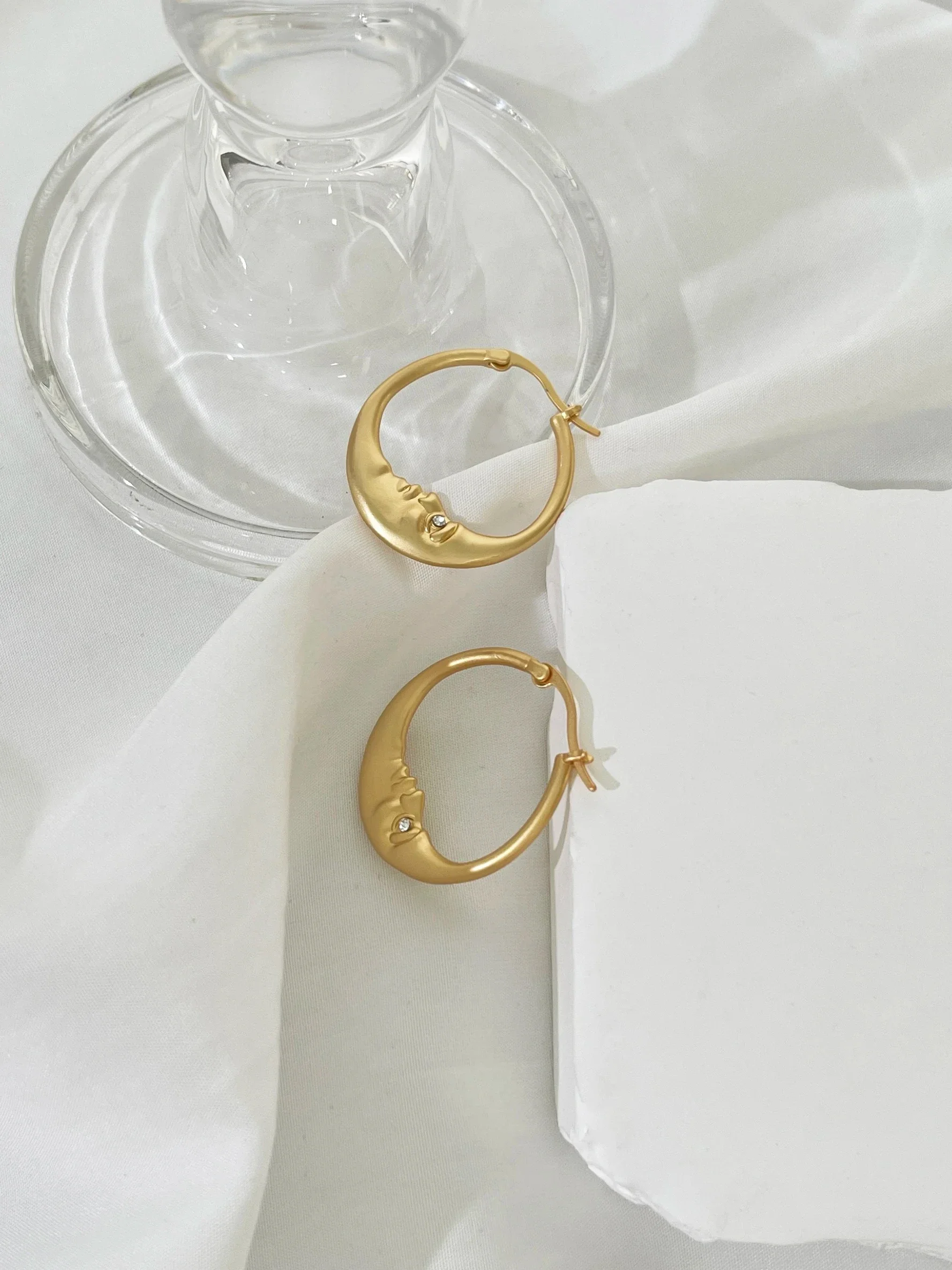 Vintage stijlvolle mat goud verzilverd halve maan Huggie hoepel oorbellen voor vrouwen mode retro sieraden beste cadeaus