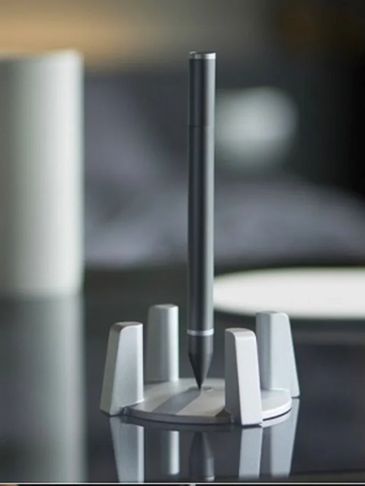 قلم HOVERPEN المغناطيسي ذو الوقوف الحر لا يطفو على الحلي المعدنية المضادة للجاذبية من الألومنيوم والتيتانيوم.