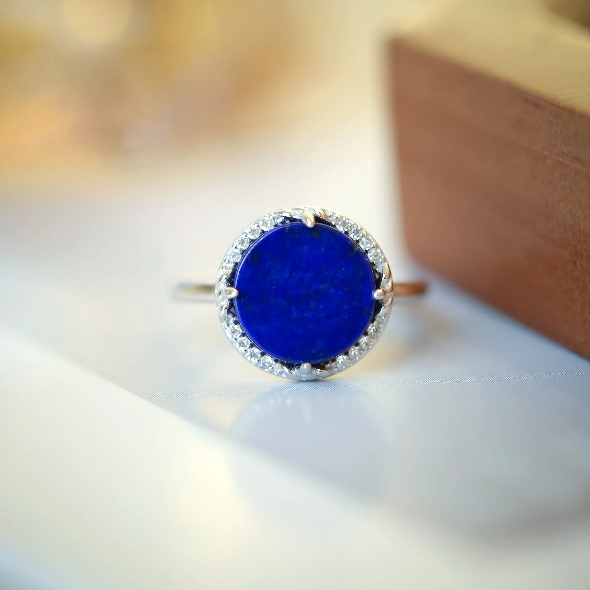 

Позолоченное кольцо из стерлингового серебра 925 пробы с лазуритом. Простое и стильное регулируемое кольцо с круглой нишей.