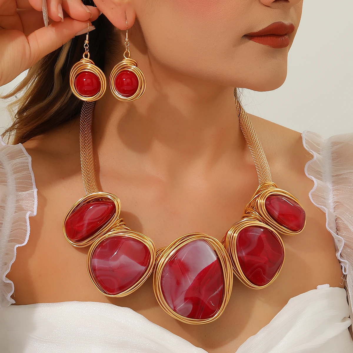 Trendiges, unregelmäßiges, geometrisches Harz-Edelstein-Schmuckset aus Aluminiumdraht, handgefertigt, Statement-Halskette, Ohrringe, Schmuckset für Damen, Party-Accessoires – Detail 6