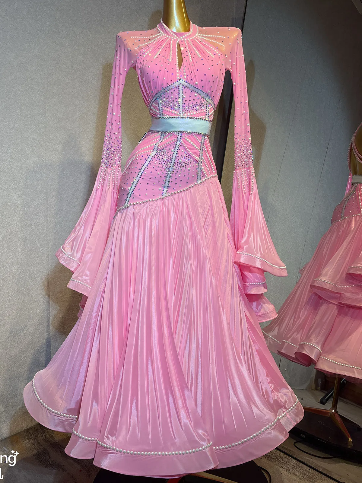 فستان قاعة الرقص الحديث المصنوع يدويًا - مقاس مخصص، وتدفق أنيق وحواف من حجر الراين لأحداث الرقص #1