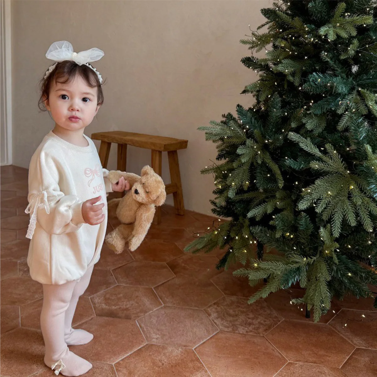 بدلة شتوية جديدة لعام 2025 من الصوف للأطفال الرضع من القطن بدلة مطبوعة بحروف على شكل فيونكة بالإضافة إلى ملابس مخملية سميكة لحديثي الولادة دافئة 0-24 متر