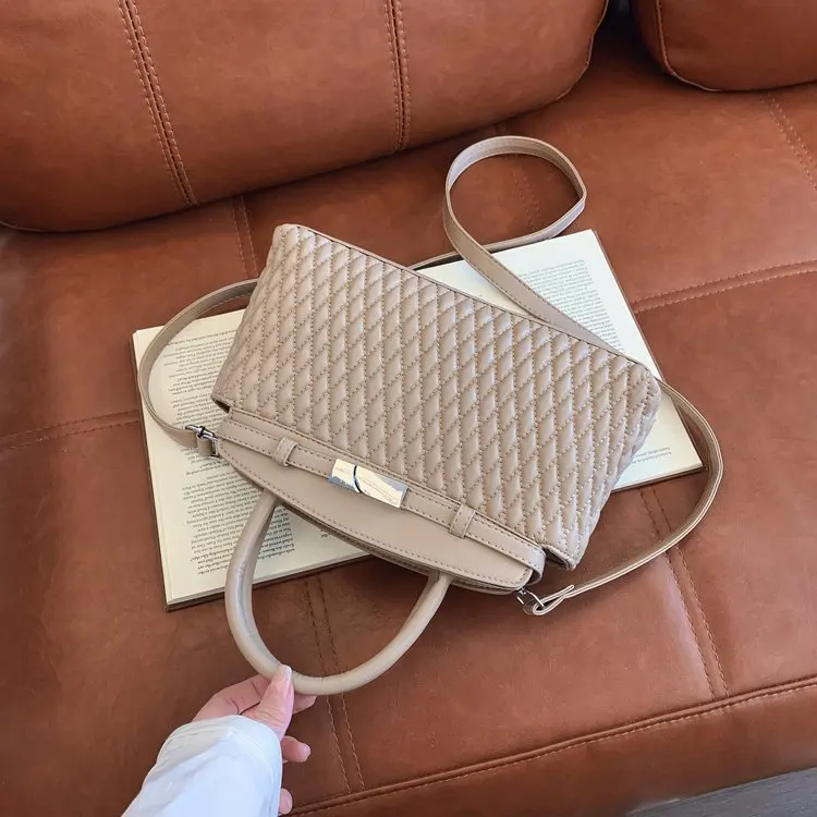 

Fashionable Large Capacity Diaper Bags: Women's Luxury Leather Tote, Simple Vintage Elegant Crossbody Bag For Stylish Commuter