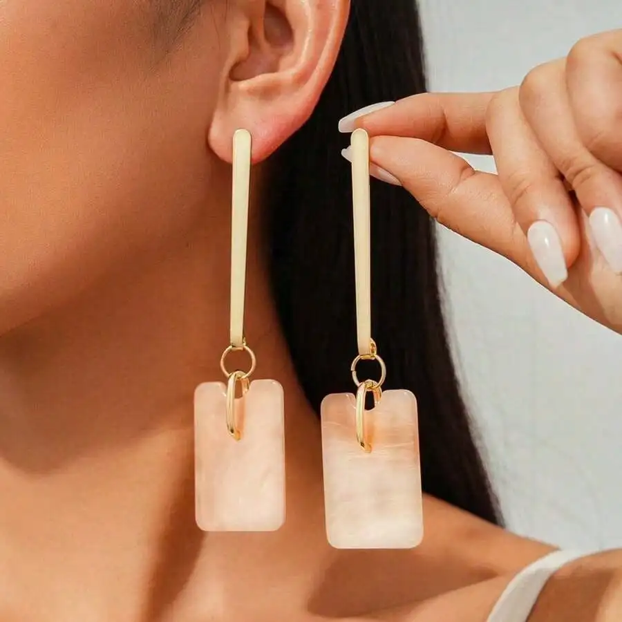 

Европейские и американские ретро-серьги из ацетатной пластинки с длинными квадратными геометрическими элементами и серебряными штифтами — модные, простые, нишевые, высококачественные.