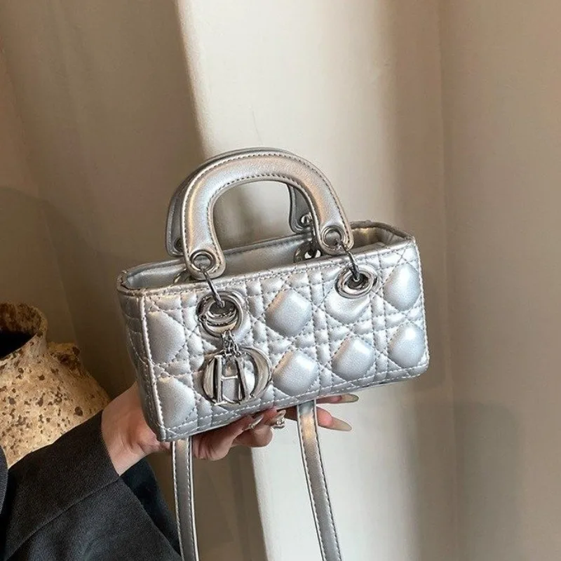 Una nuova borsa a tracolla monospalla da donna con un lusso leggero, di nicchia e di fascia alta da Europa e in America