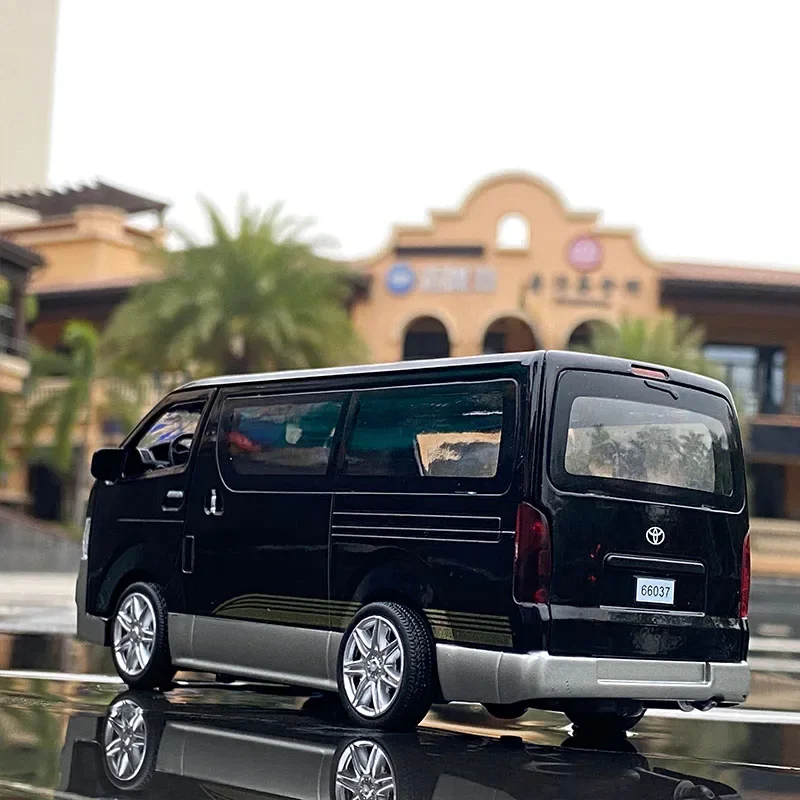 1:32 تويوتا هايس MPV سبيكة سيارة نموذج Diecasts لعبة معدنية المركبات نموذج سيارة محاكاة الصوت والضوء جمع هدية