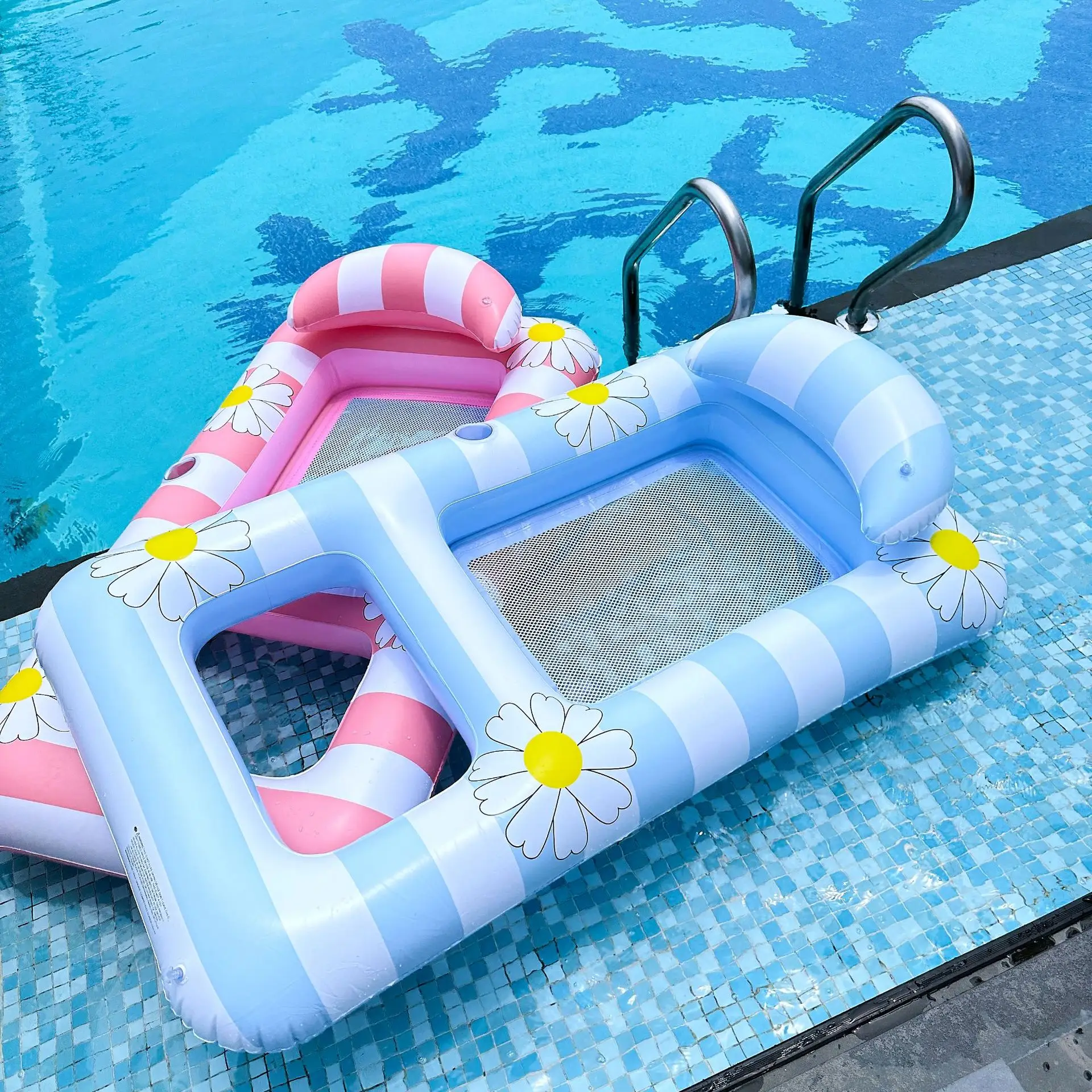Lettino Galleggiante Gonfiabile a Righe Daisy per l'Estate 2026, Materassino Galleggiante in Rete Laminata per Piscina, Materassino Galleggiante per Divertimento Estivo in Acqua