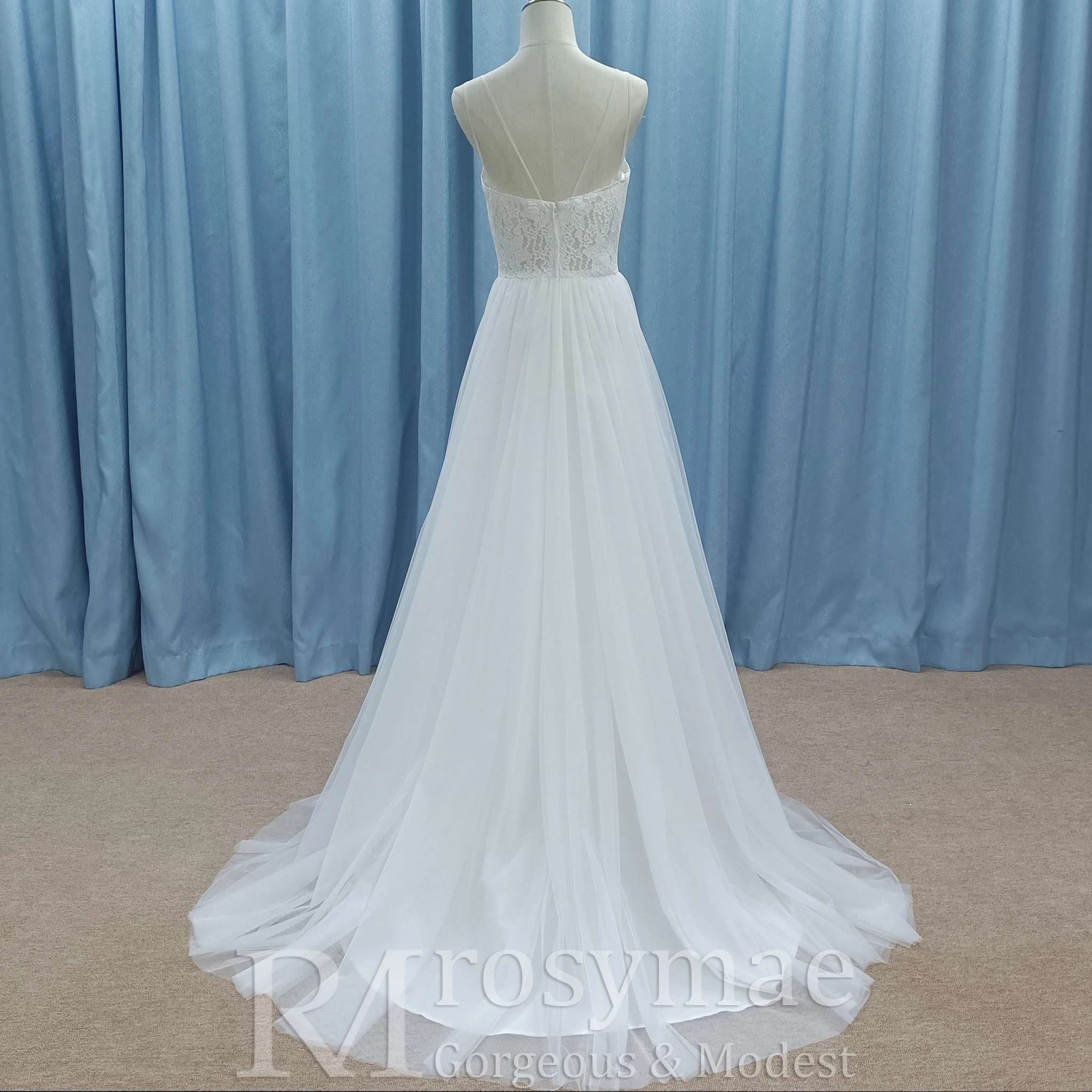 โรซีเม่ชุดแต่งงานผ้าทูลล์คอวีเรียบง่ายพร้อมสายสปาเก็ตตี้ชุดเจ้าสาวที่สง่างาม