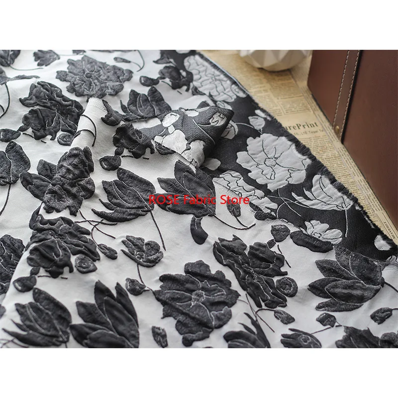 ผ้าแจ็คการ์ดลายดอกไม้สีดำขาว 1 เมตร ผ้าทอสี 3 มิติ ลายดอกไม้ฟองน้ำ สำหรับตัดเย็บเสื้อผ้า กระเป๋า งาน DIY