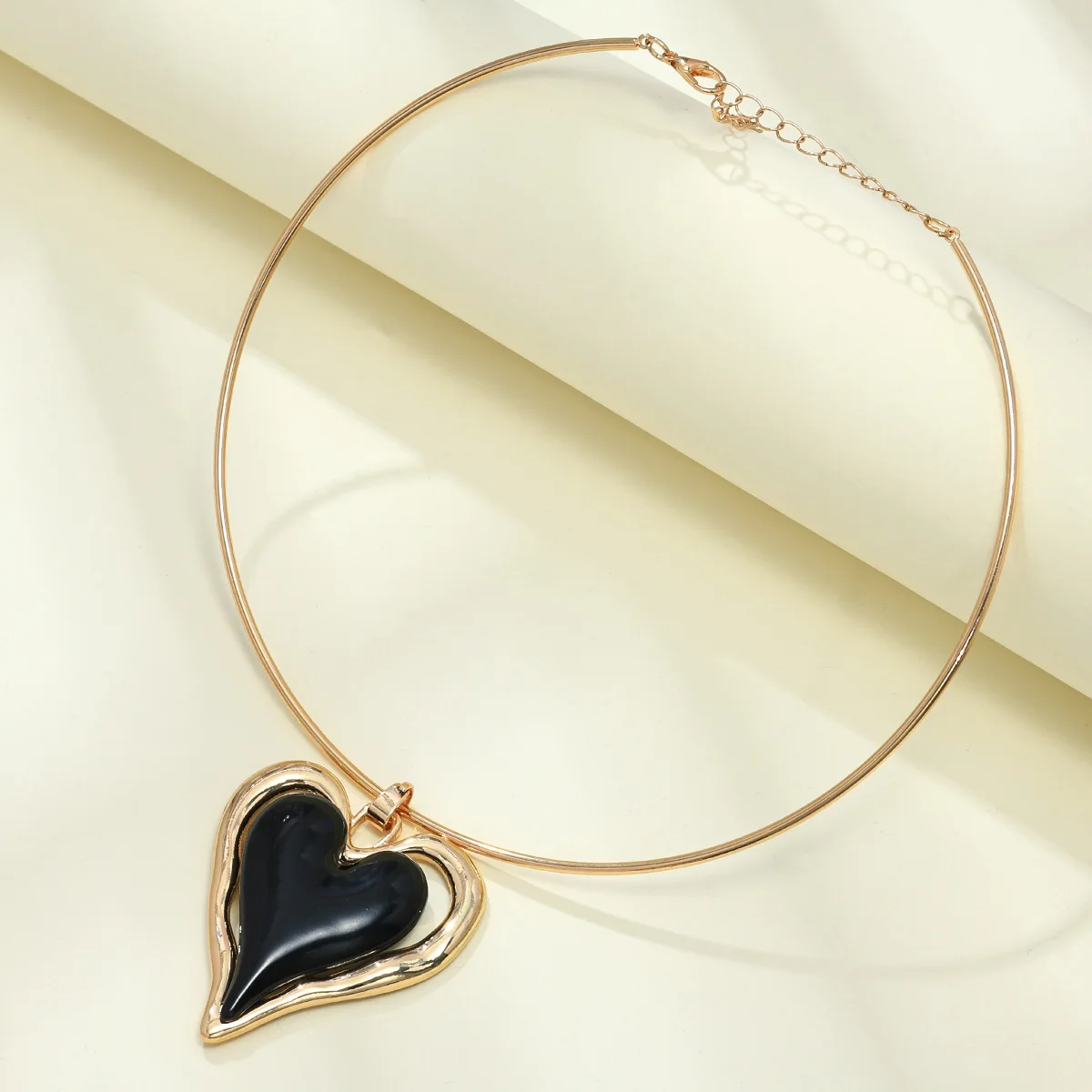 أسود القلب قلادة قلادة للنساء الجوف التدريجي مطعمة البستوني طوق المختنق قلادة موضة الرقبة دائرية هوب مجوهرات هدية