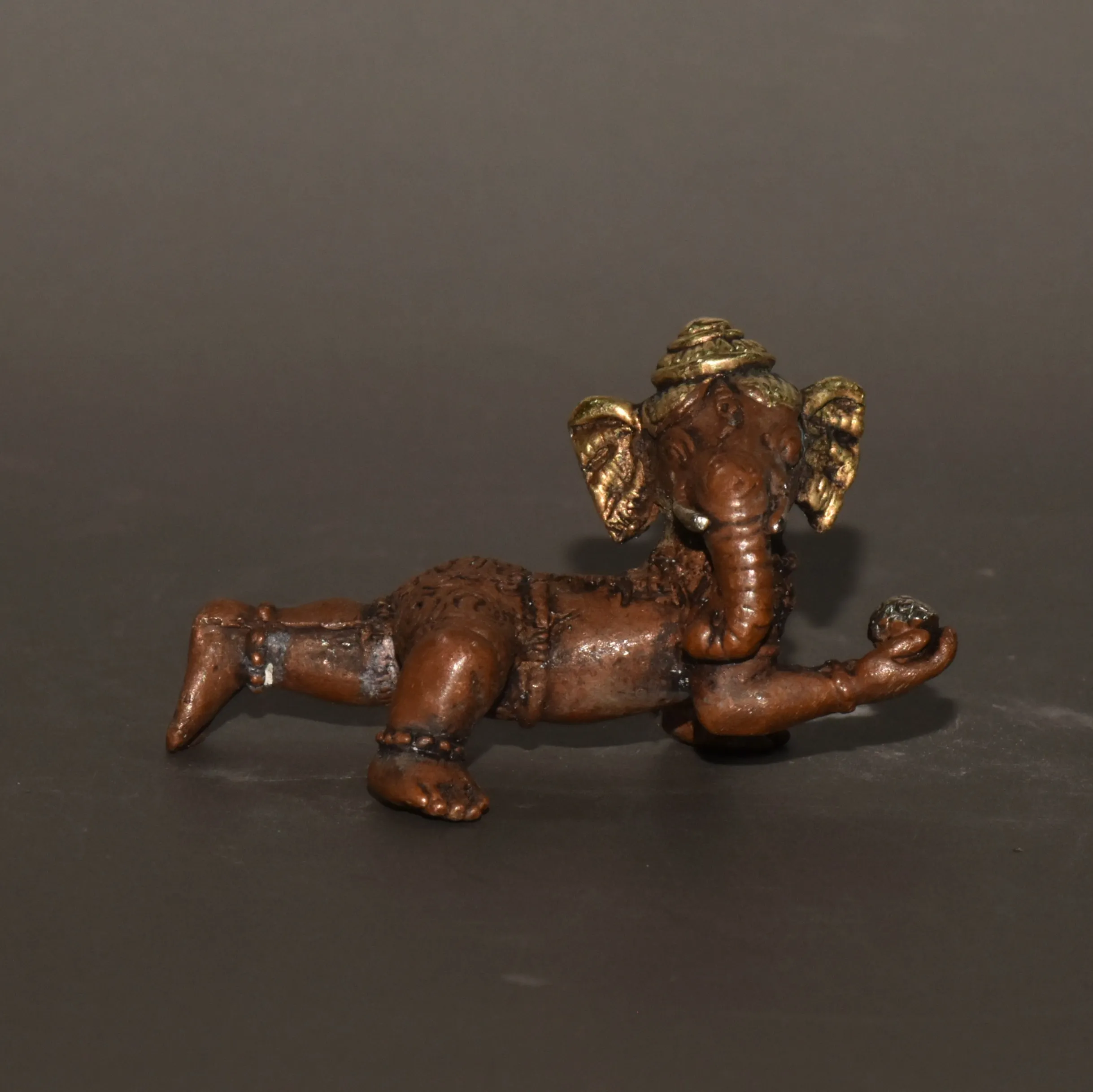 

China copper gilded elephant god of wealth ornaments desktop decoration