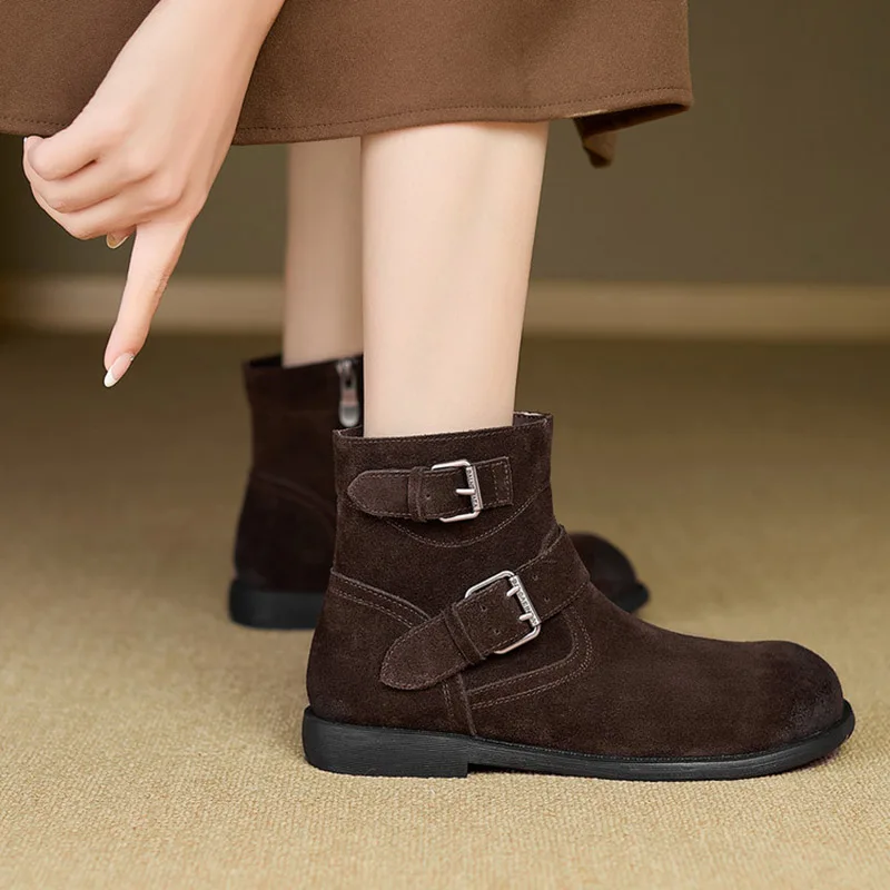 البني المرأة الجلد المدبوغ حذاء من الجلد الجانب زمم كعب منخفض أحذية سيدة الرجعية مع حزام مشبك جولة تو الأحذية 2025 Phoentin FT4249