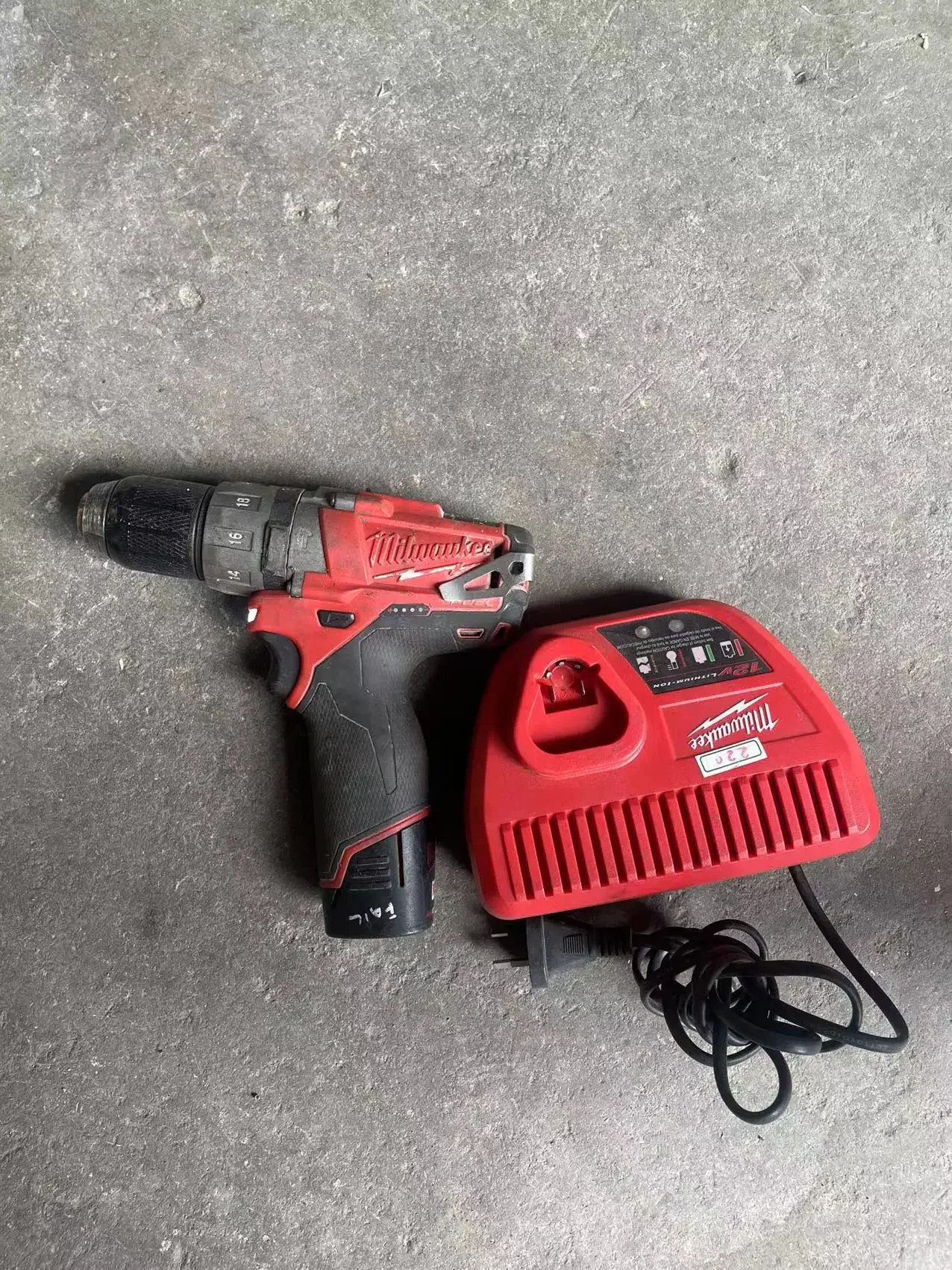 

Milwaukee 2404-20 M12 топливо 1/4 "Перфоратор с батареей 1/2 Ач и зарядным устройством