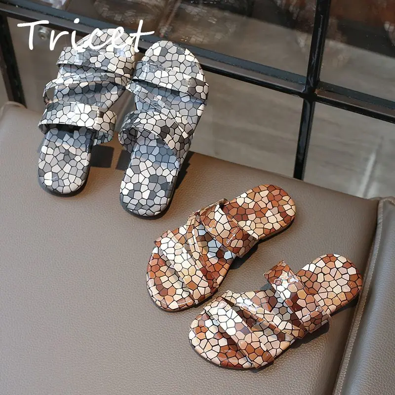 

Geometric Printed Girls Flats Slippers Summer PU Leather Children Slippers 2024 Fashion Non Slip Soft Kids Beach Shoes