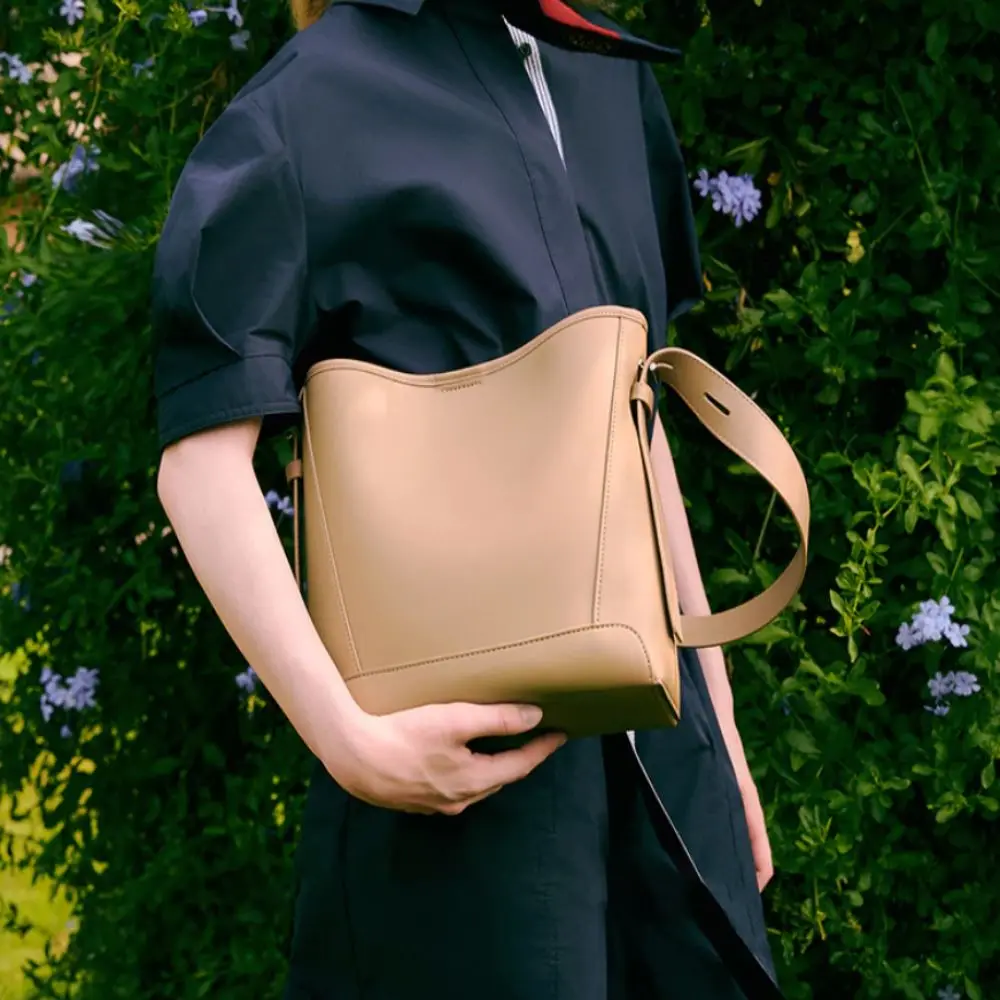 

Split Leather Designer Shoulder Bag Underarm Design Cowhide Material Bucket Basket Bag New Fashion Casual Style Crossbody Bag
