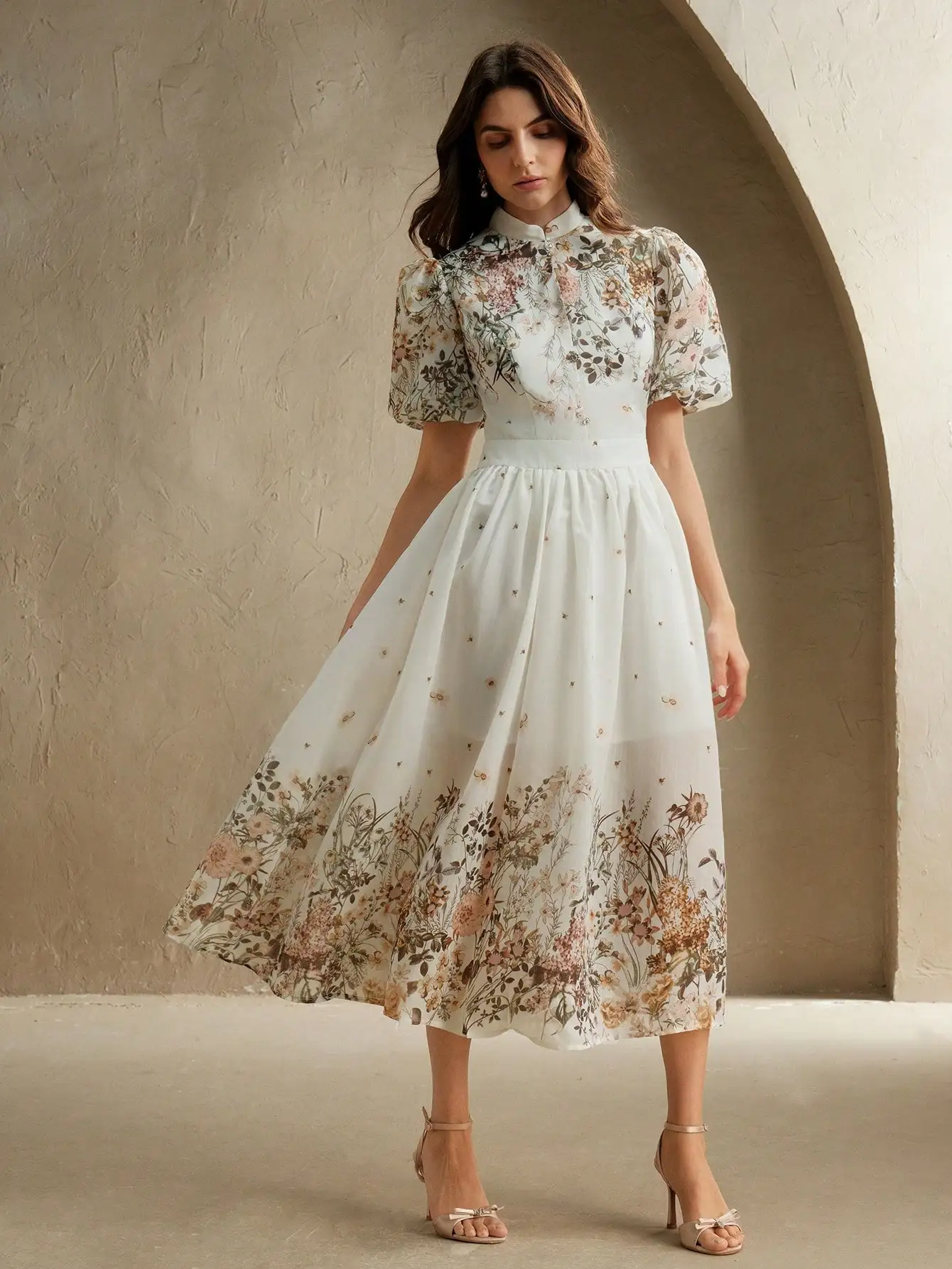 

Платье миди А-силуэта с цветочным принтом, пышными рукавами, высоким воротником и плиссированной юбкой