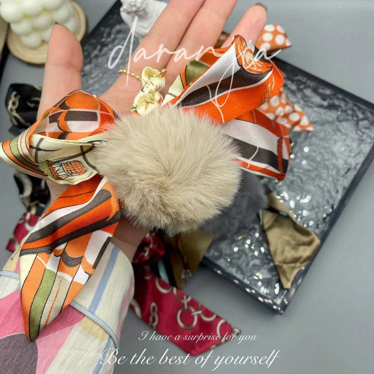 Schleife Seidenschal Taschenzubehör, Kawaii Mini Kohle Ball Taschenanhänger, weicher, flauschiger, süßer dekorativer Anhänger, Plüschtaschendekoration