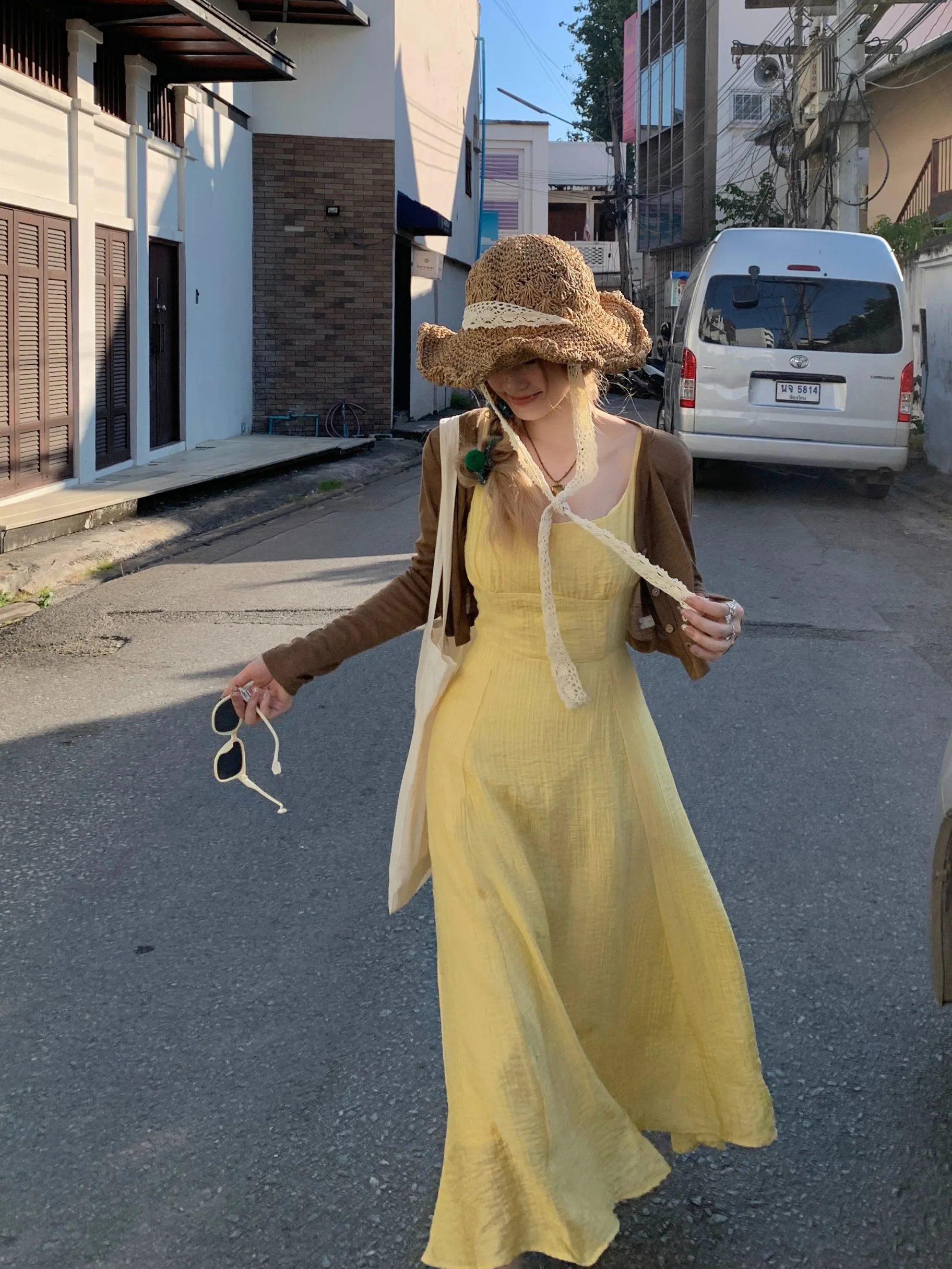 

Женский комплект из двух предметов: желтое платье макси без бретелек с завышенной талией и удобный модный топ. Новинка весенней коллекции.