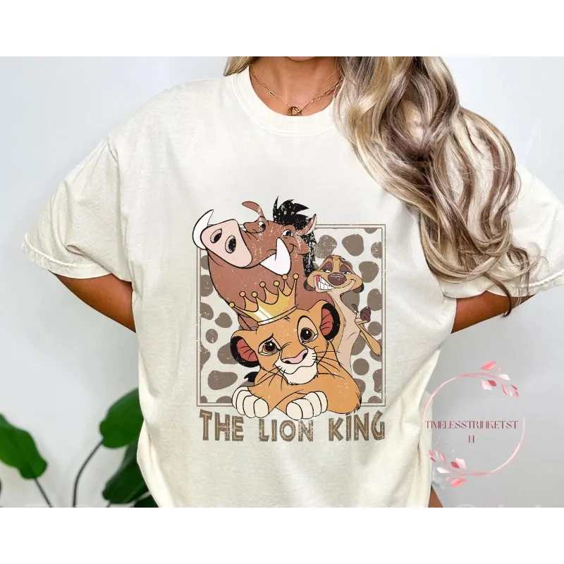 2025 عيد الميلاد ريترو الأسد الملك قميص ريترو سيمبا تيمون بومبا تي شيرت الحيوان المملكة قميص الراحة اللون 90s الكرتون نمط
